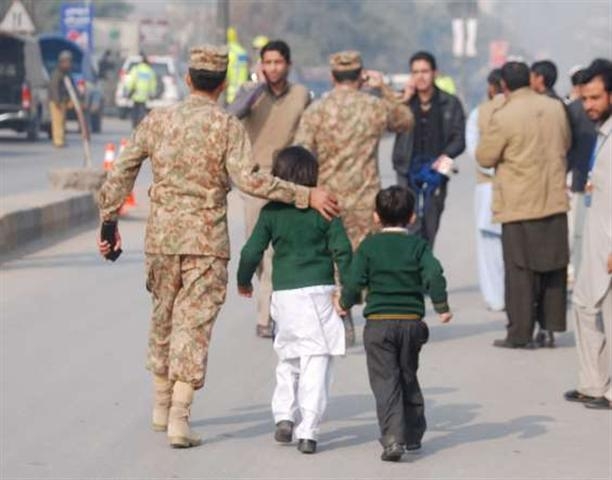 126 muertos en ataque a una escuela de Pakistán