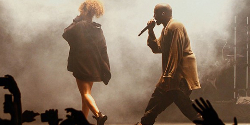 Kanye West junto a Rihanna en el escenario